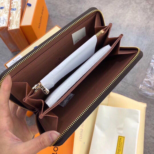 Louis Vitton Wallet in Brown Monogram